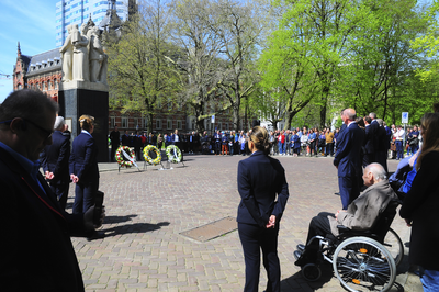 904191 Afbeelding van de kranslegging bij het monument voor tijdens de oorlog gevallen spoorwegpersoneel aan het ...